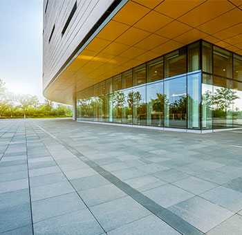 オフィスが立ち並ぶビルの一角が風見株式会社の本社の入っているビルです。